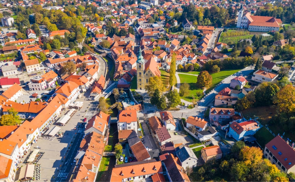 Vista aérea de Samobor con construcciones de techos de tejas 