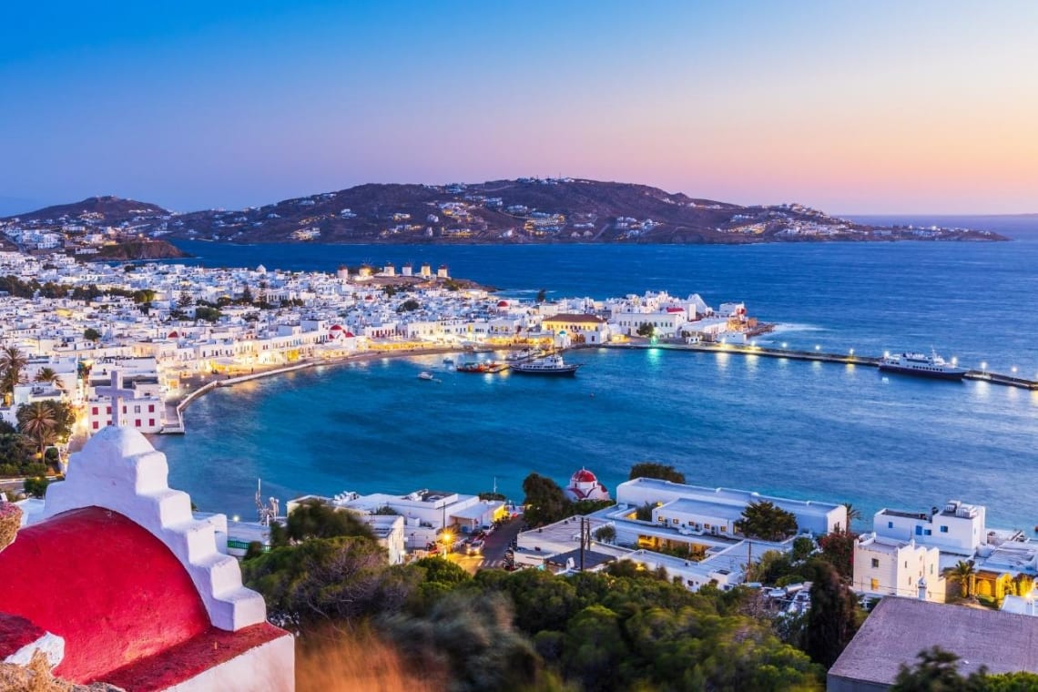 Vista desde lo alto del puerto de Mykonos, Grecia al atardecer