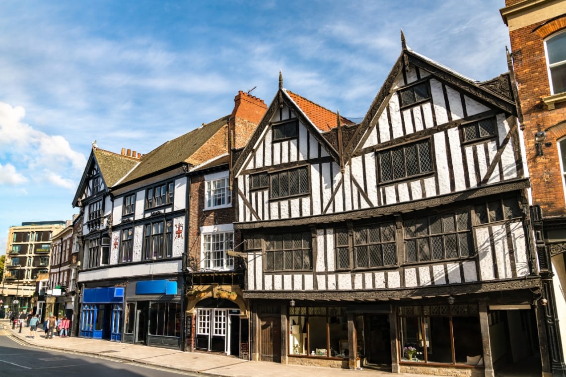 Casas estilo Tudor en una calle de York, uno de los mejores lugares para visitar en Inglaterra