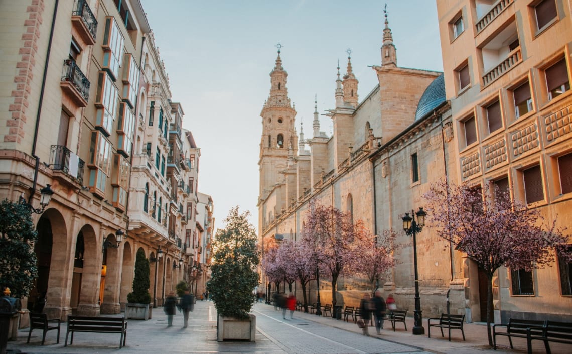 Calle peatonal con gente caminando en Logroño, una de las ciudades más baratas de España