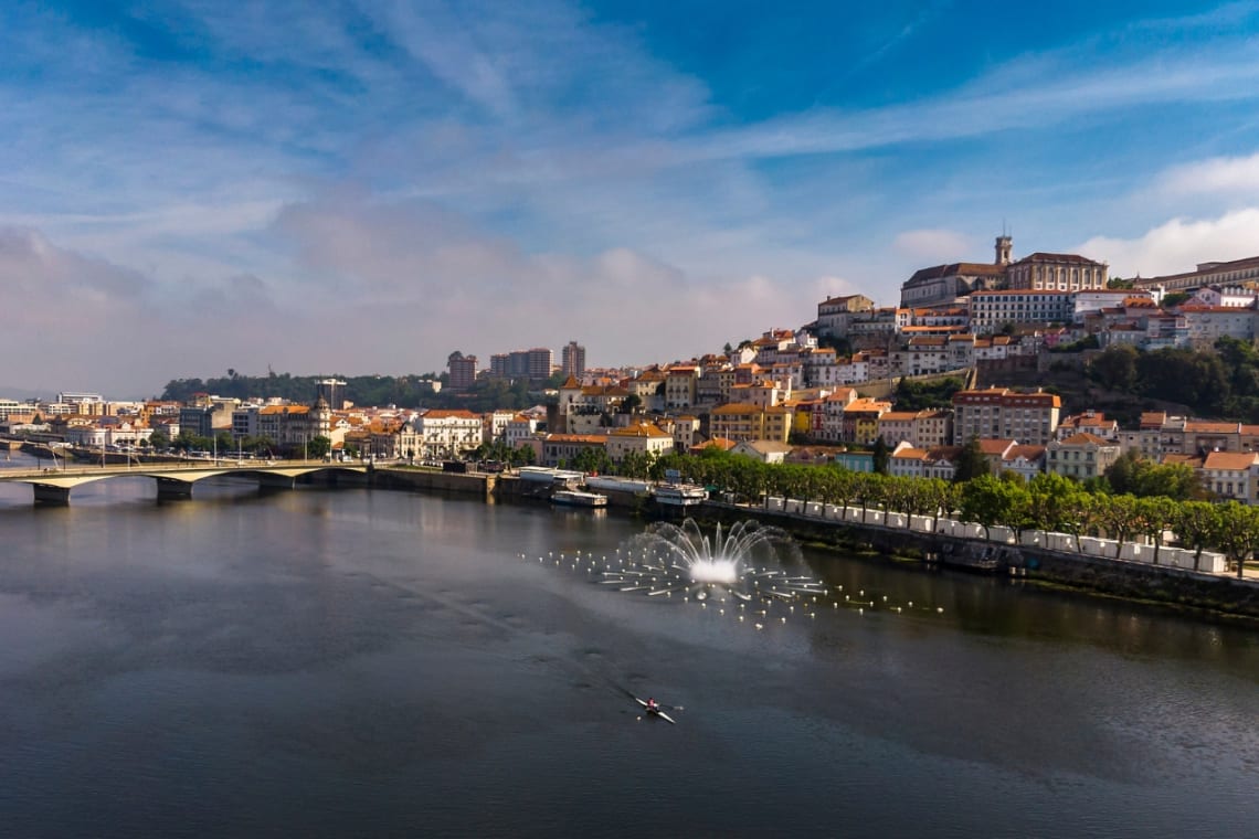 Colina con casas frente al río en Coimbra, Portugal