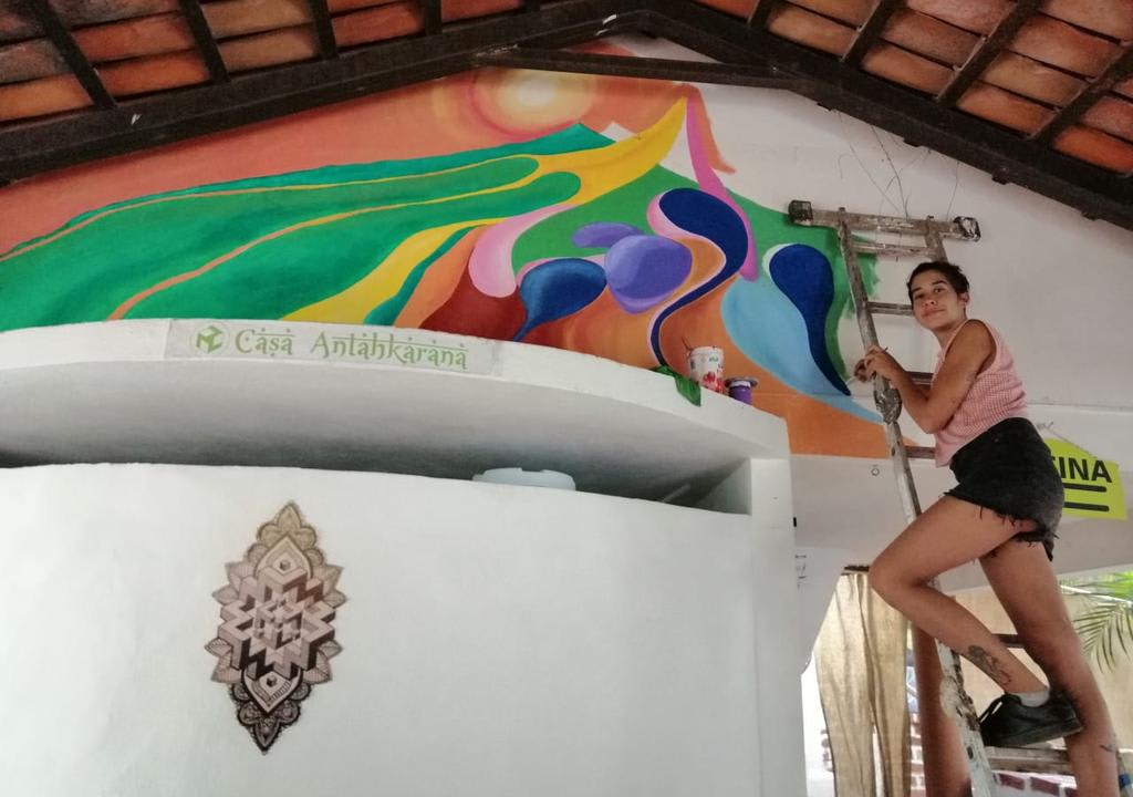 jovem posa para foto em voluntariado no méxico
