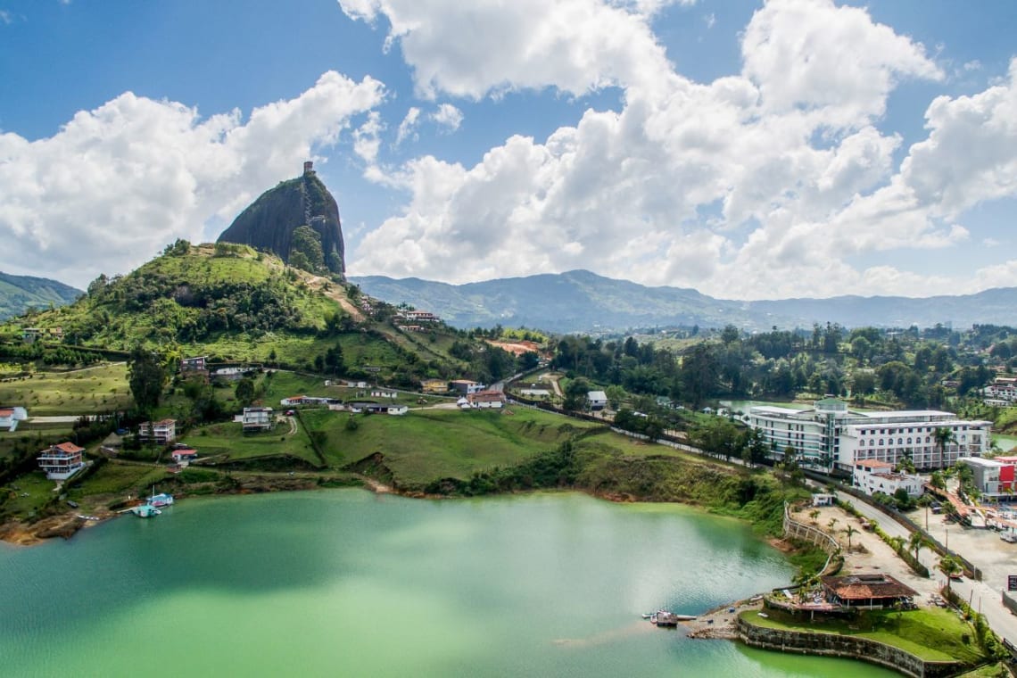 Vista del lago y peñón de Guatapé, un de los pueblos de Colombia más bonitos