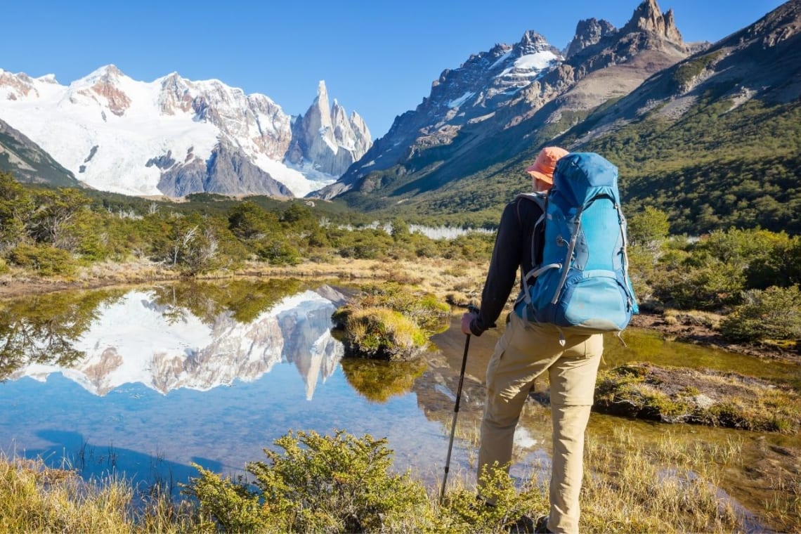 Montañista mirando al Cerro Fitz Roy, en la Patagonia argentina