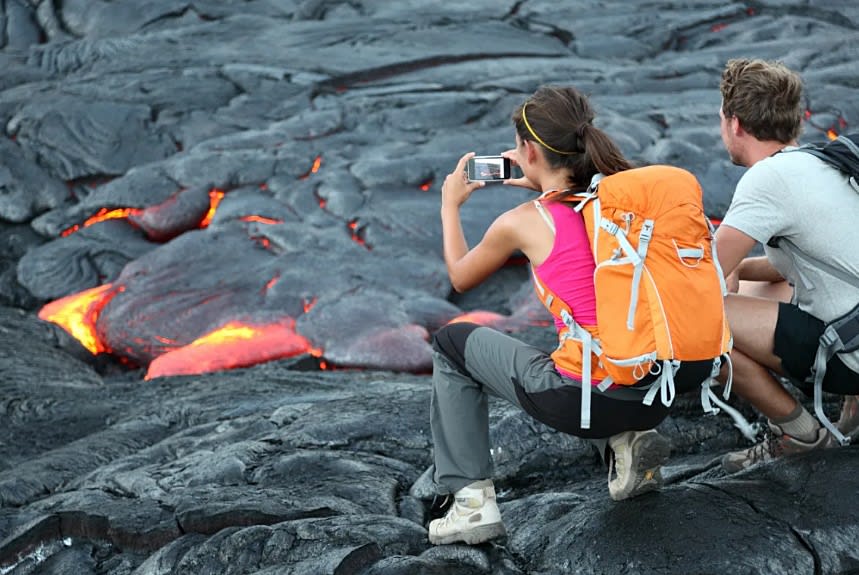 Pareja en un viaje a Hawaii visitando un campo de lava