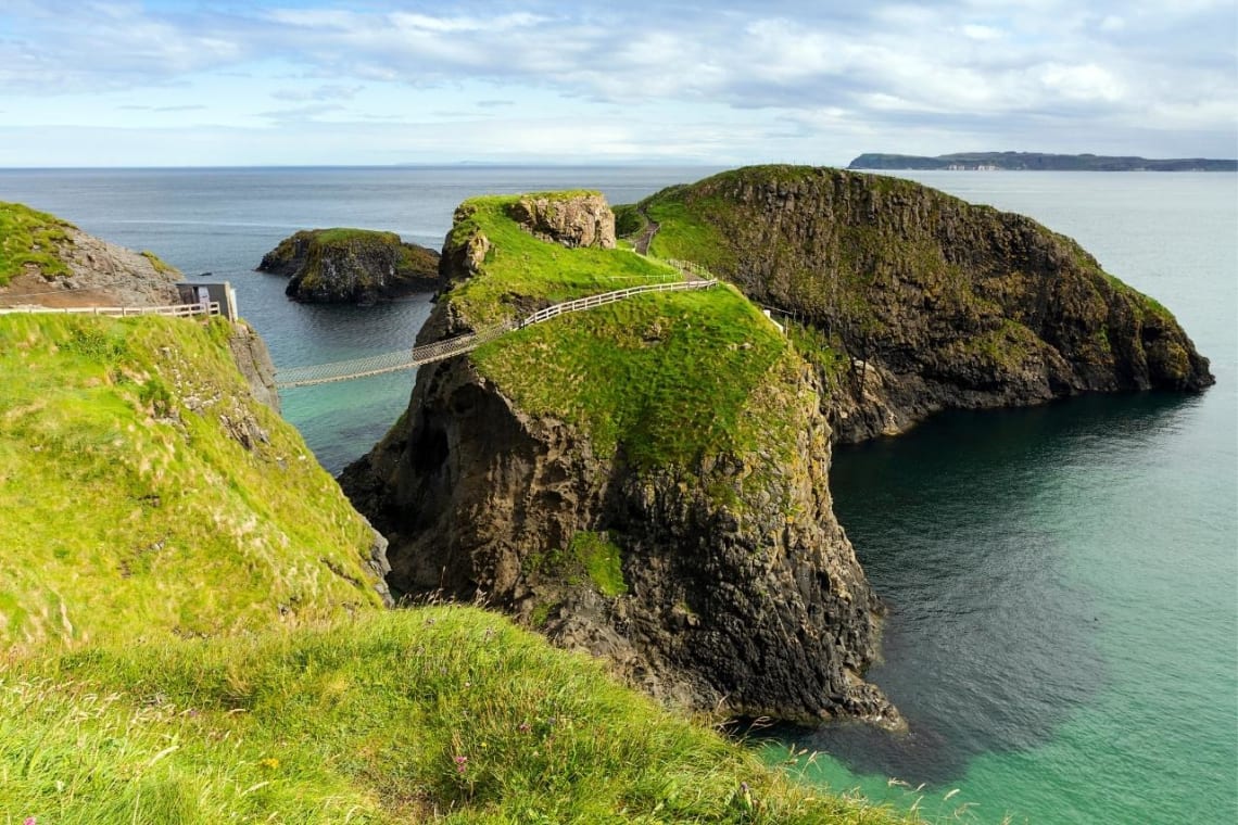 Puente Carrick-a-Rede uniendo la costa con la isla, Irlanda del Norte
