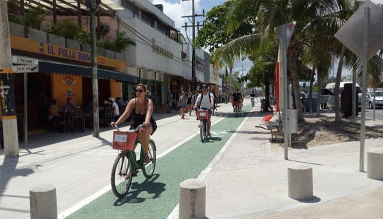 12 lugares que ver en Cancún y Riviera maya (sin necesidad de tener un auto) - Worldpackers - manejando bicicleta en la tulum 