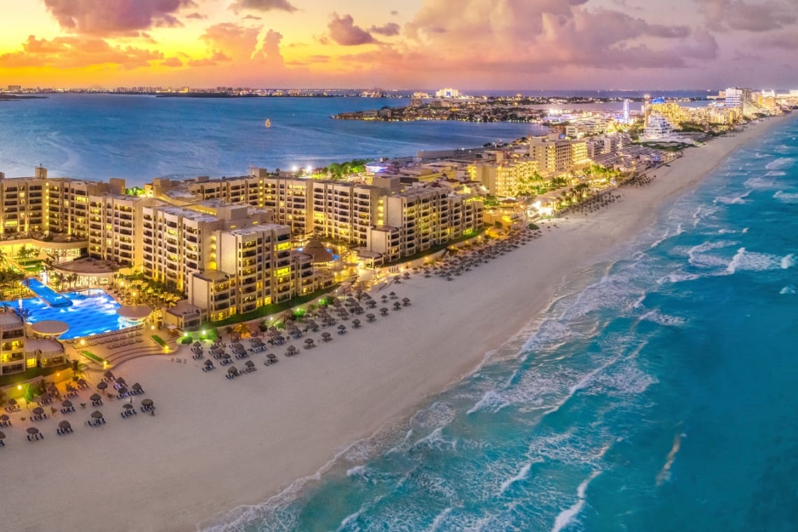 Playa de Cancún con resorts