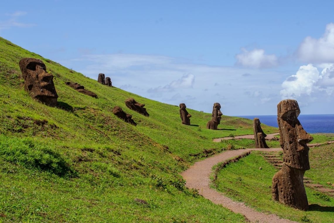 Moais en una colina en Rapa Nui, Chile