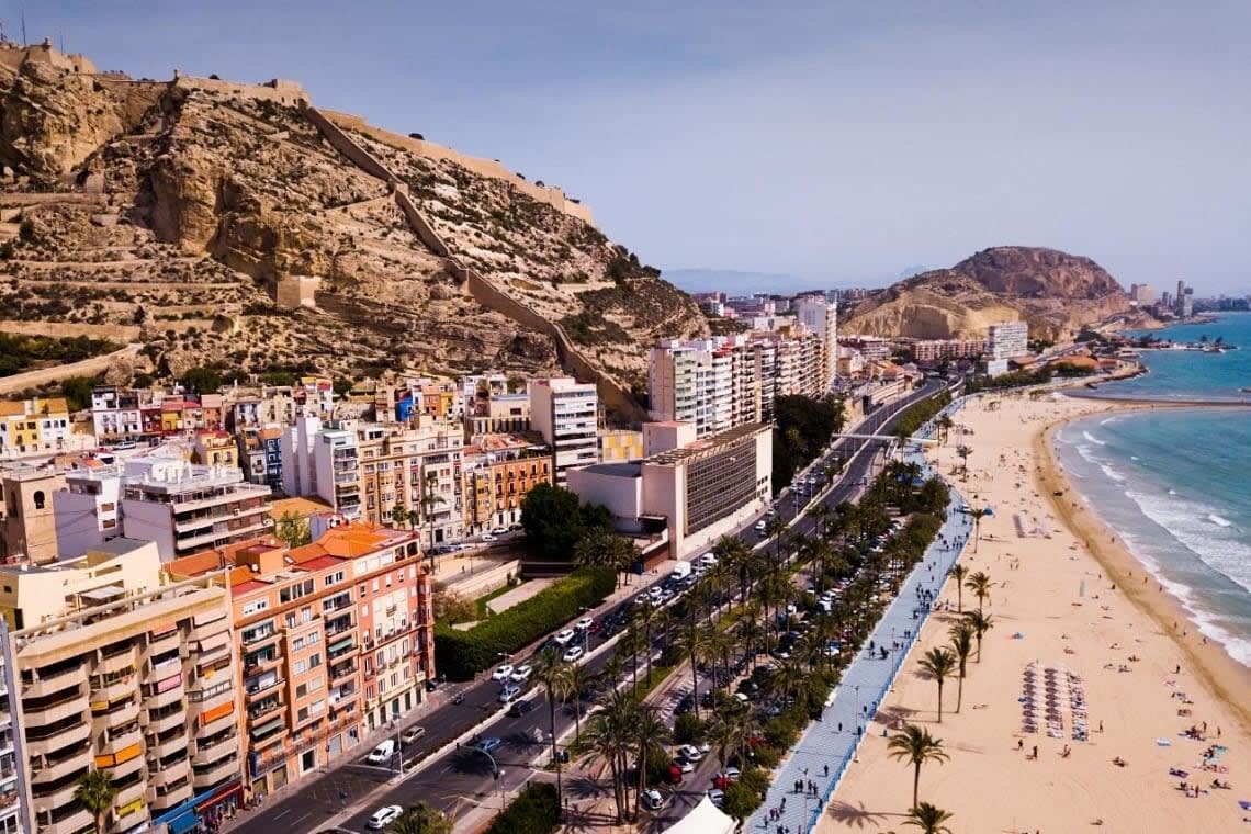 Qué ver en Alicante: playa vista desde lo alto junto a la calle