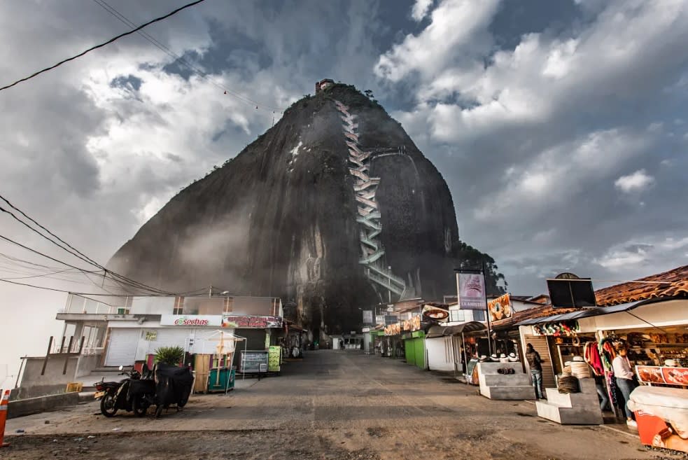 Calle que lleva hasta la enorme Piedra del Peñol en Guatapé