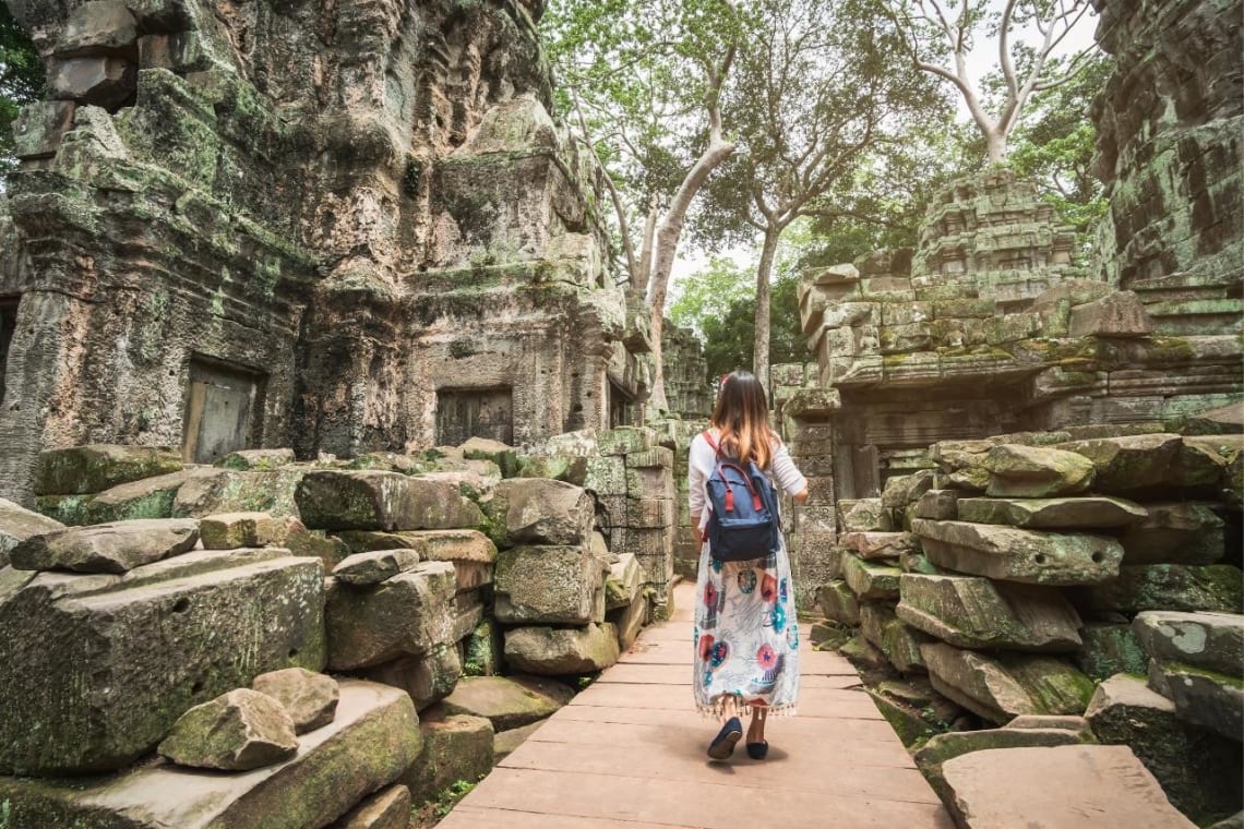 Chica caminando entre ruinas de Angkor, Camboya