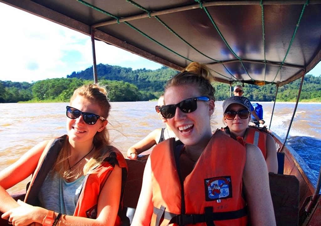 Chicas en una lancha navegando un río de la Selva Amazónica