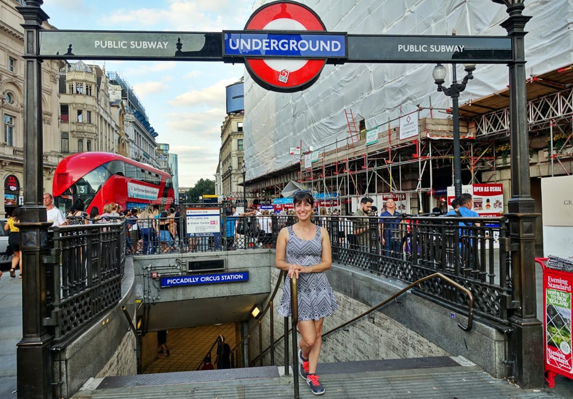 Yo en la entrada del metro de Londres