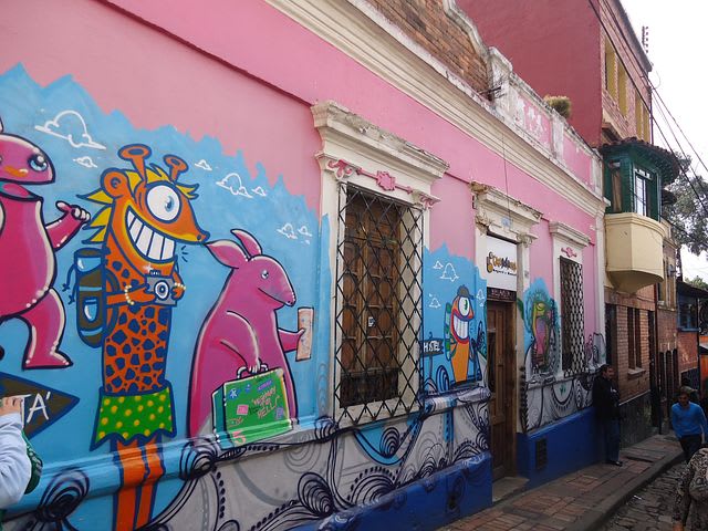 20 cosas que hacer en Bogotá con poco dinero - Worldpackers - arte callejero en la candelaria en bogotá - calle del embudo 
