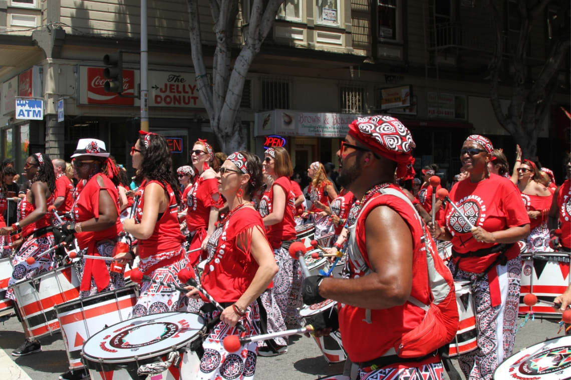 Escuela de samba por las calles de Río de Janeiro