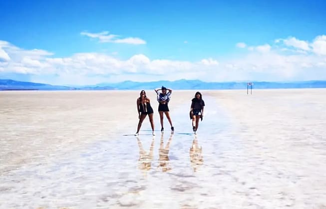 Tres chicas caminando por las Salinas Grandes, un destino típico del norte argentino
