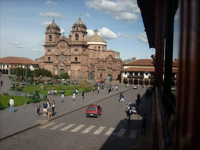 guía para mochileros sobre cómo viajar barato a Cusco - worldpackers - plaza de armas cusco