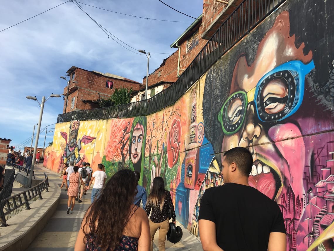 Lo que debes saber antes de visitar la Comuna 13, en Medellín - worldpackers - arte callejero comuna 13