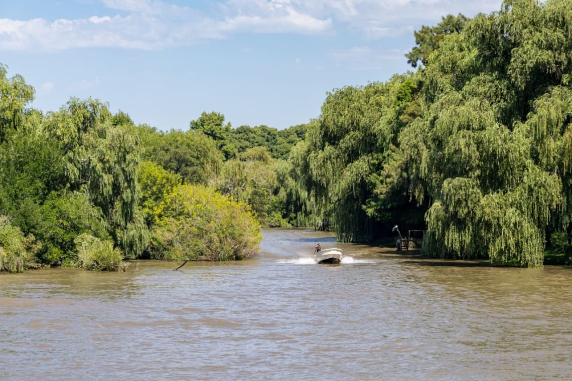 Lancha navegando delta del río Paraná