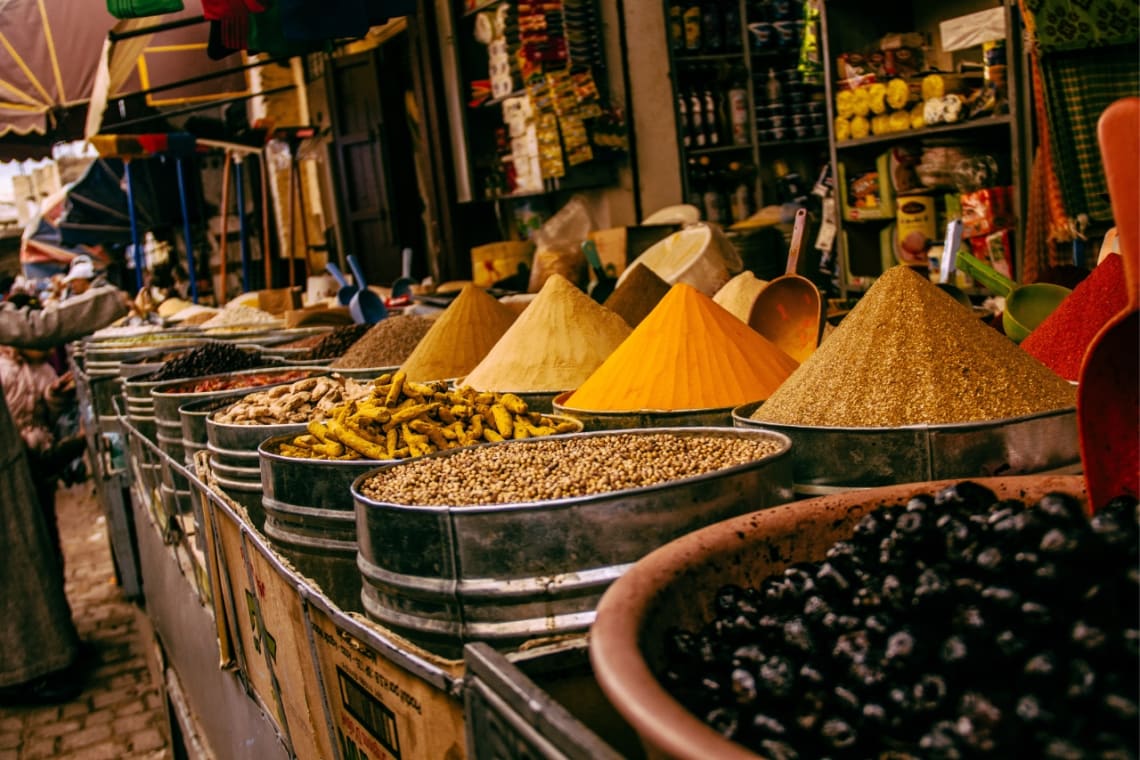Puesto de especias en un mercado marroquí tradicional