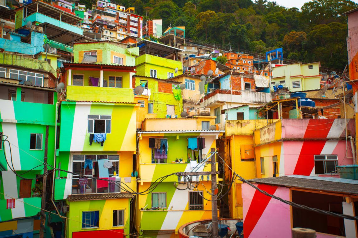 Casas de favela pintadas con vivos colores 