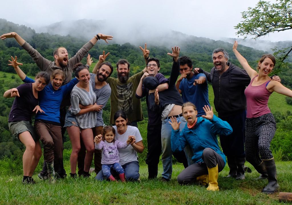 Voluntarios en ambiente natural posando para una foto. Los voluntariados son ideales para conocer el mundo de forma económica