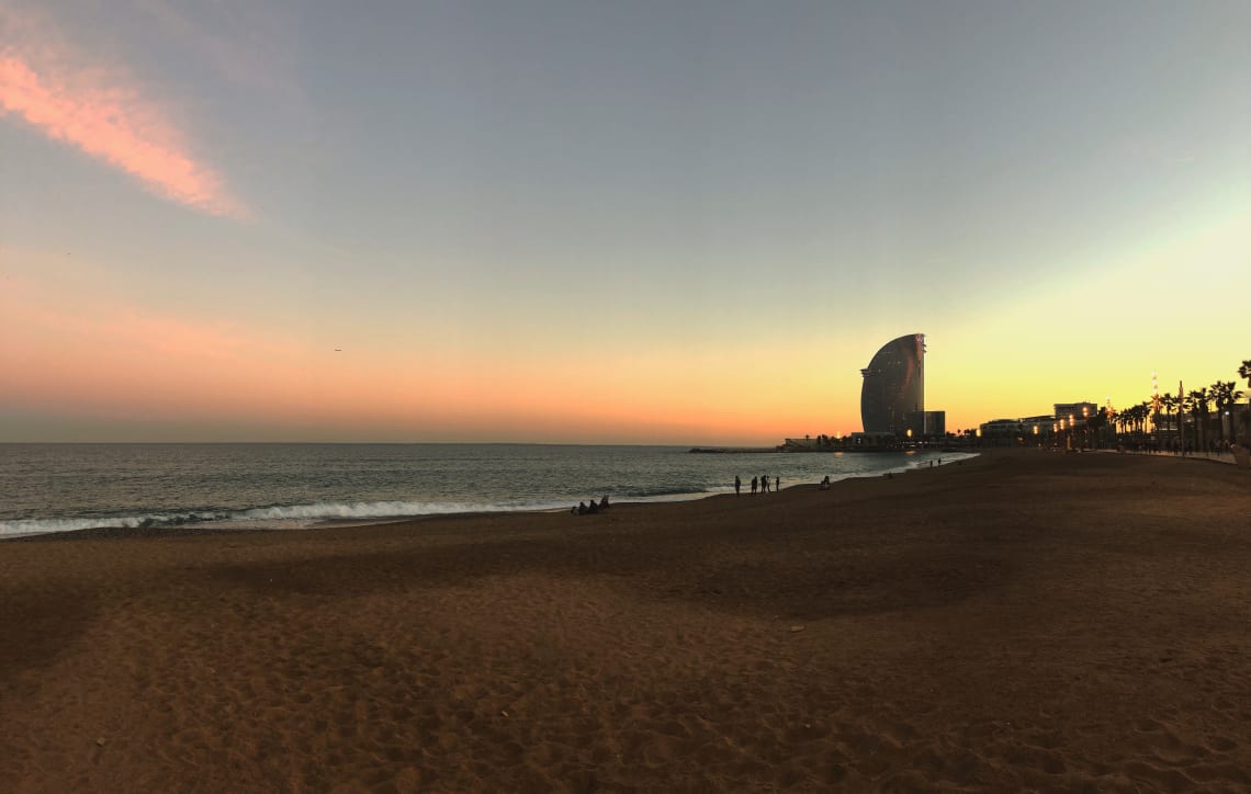 La mega guía para viajar a Barcelona: qué ver, qué hacer y mucho más - atardecer en Barceloneta