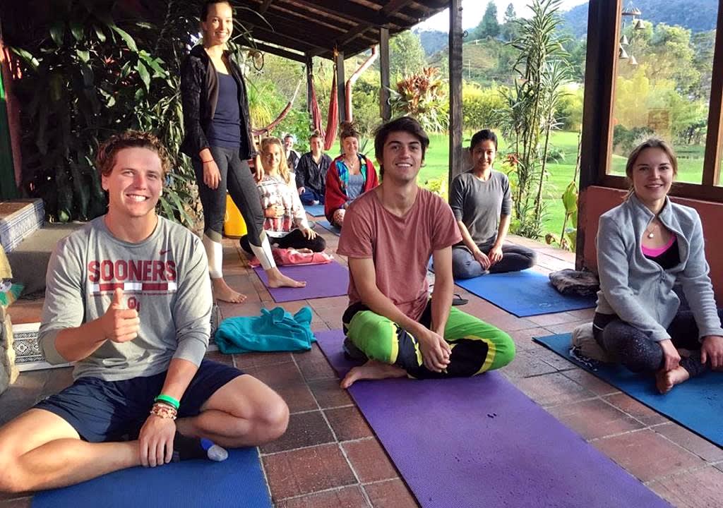 Clase de yoga en Guatapé, Colombia, otro lugar excelente para tomar un descanso