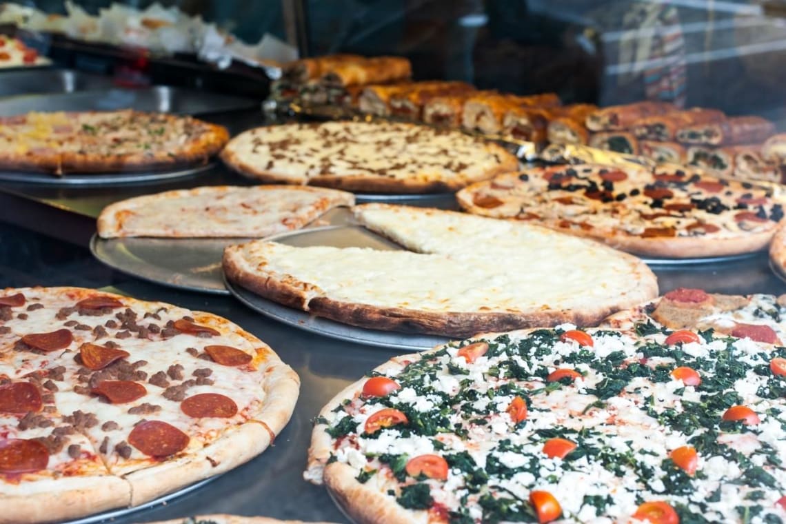 Las pizzas son una de las opciones para comer barato en Nueva York