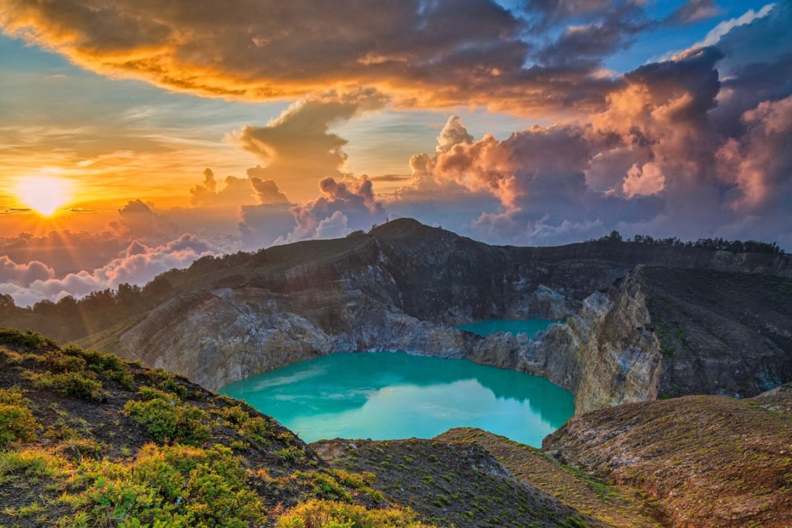 Qué ver en Indonesia: lagos color turquesa en cráteres del volcán Kelimutu al atardecer 