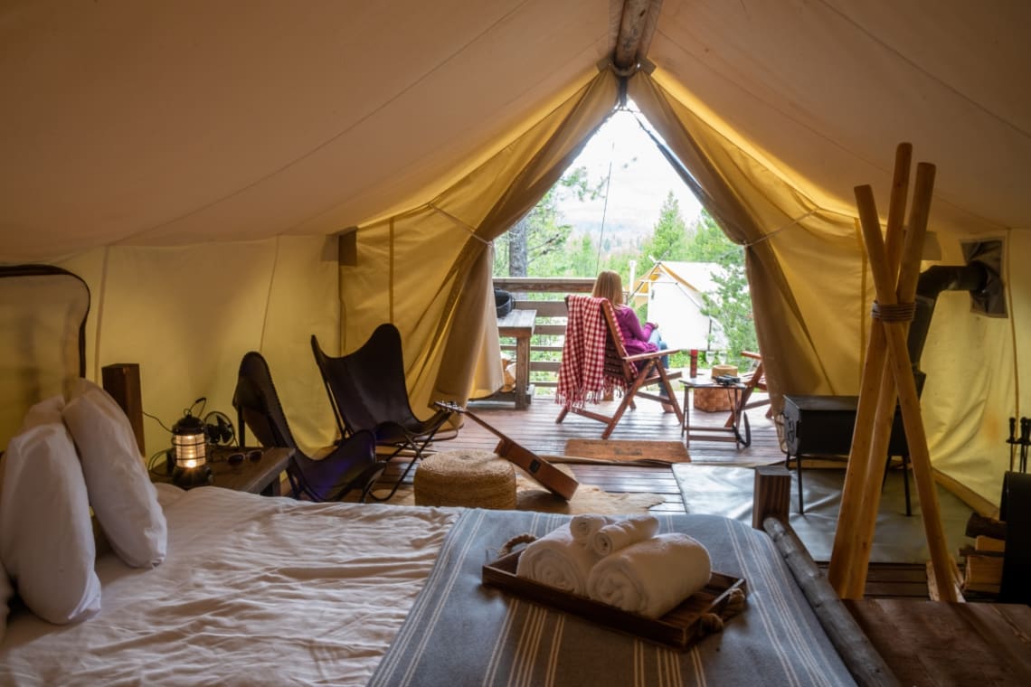 Interior de una carpa de glamping