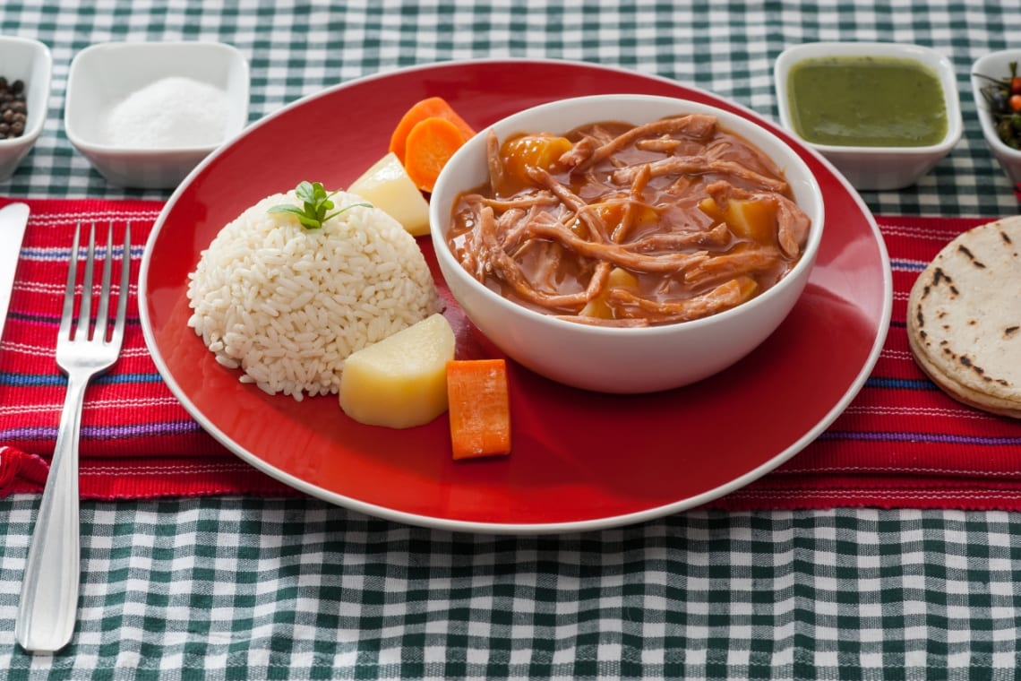 Plato de hilachas con arroz y tortillas