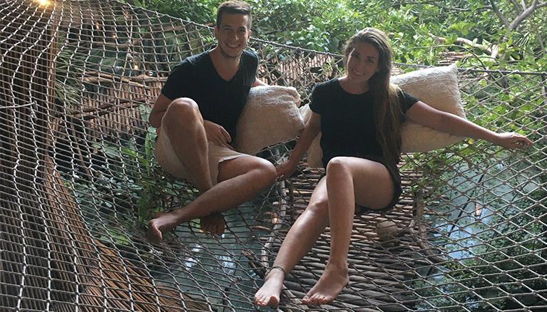 12 lugares que ver en Cancún y Riviera maya (sin necesidad de tener un auto) - Worldpackers - pareja de viajeros en tulum 