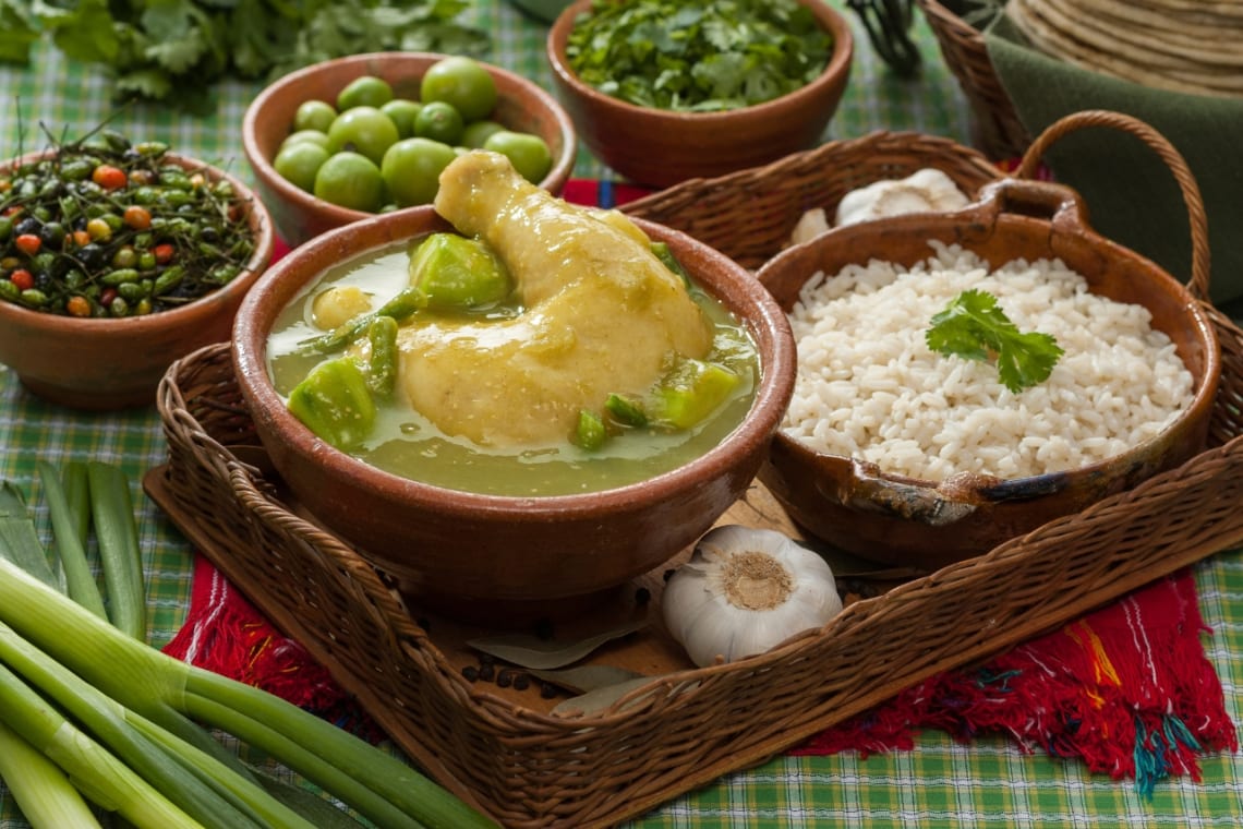 Plato de jocón con arroz, una de las comidas típicas de Guatemala