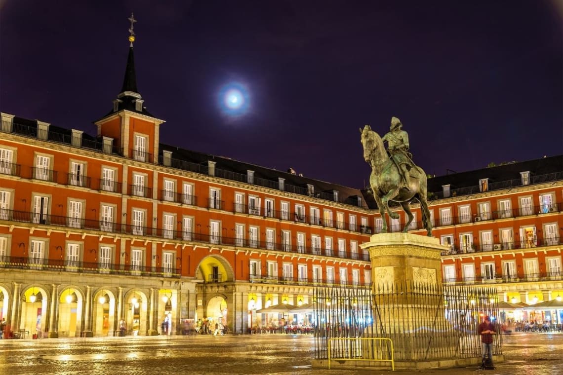 Plaza Mayor de La Latina por la noche, uno de los mejores lugares de hospedaje en Madrid