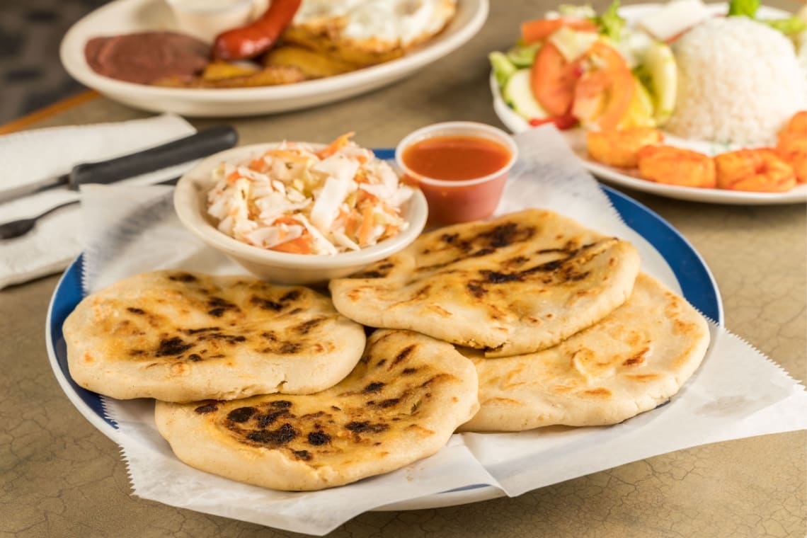 Pupusas con curtido y salsa de acompañamiento