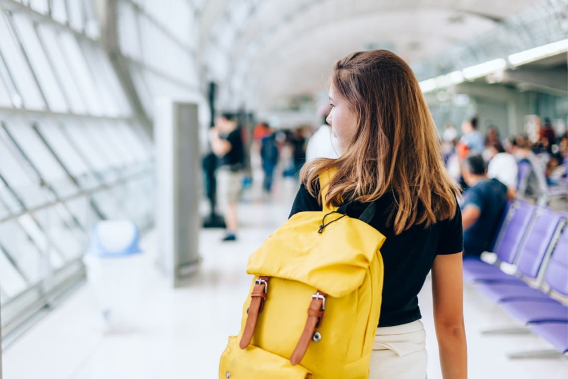 Chica de 17 años en aeropuerto viajando a Estados Unidos