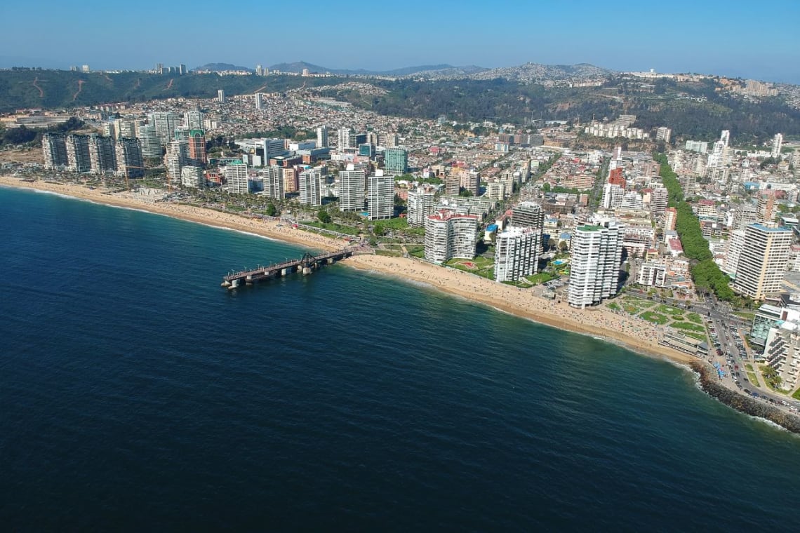 Vista aérea de playa y centro de Viña del Mar