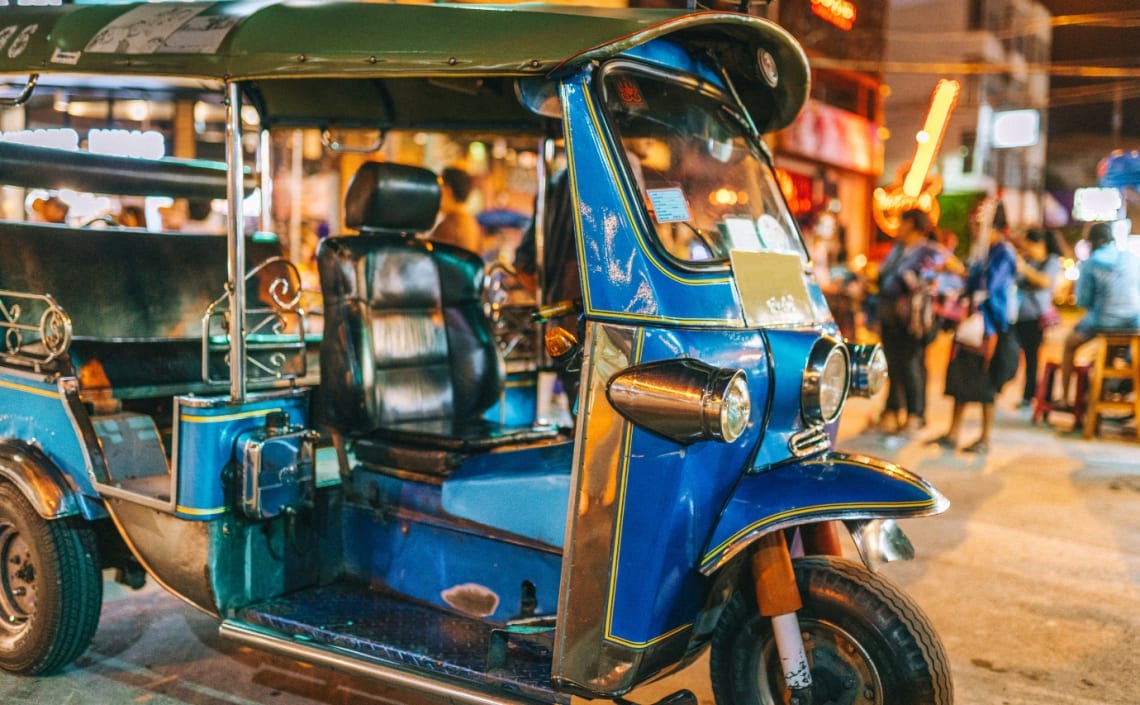 Tuk tuk estacionado por la noche