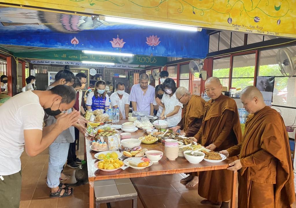 Momento de refeição em retiro espiritual na Tailândia