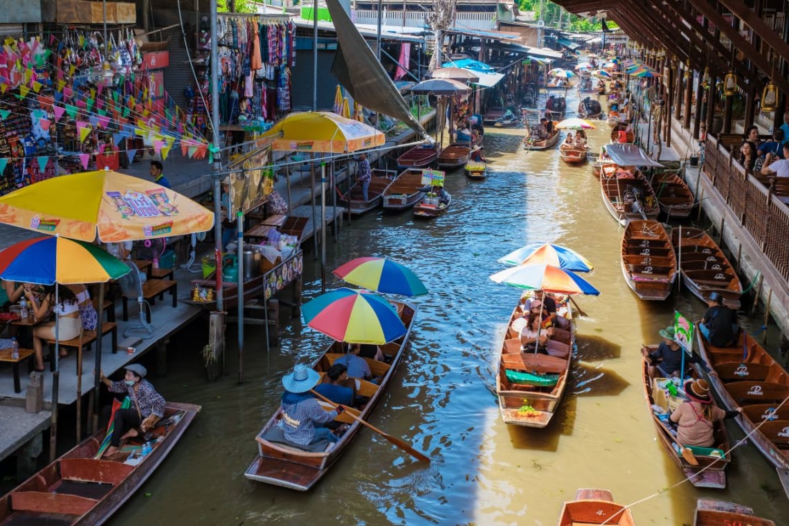 Mercado flotante en las afueras de Bangkok, Tailandia