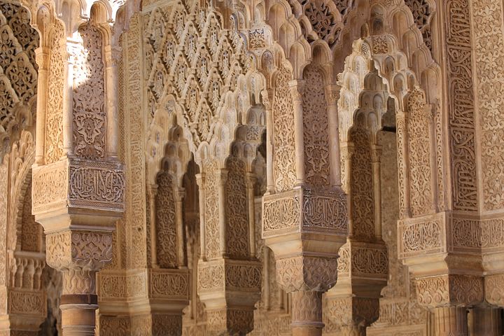 Guía para visitar Granada: todo lo que debes saber - Worldpackers - detalles en la decoración de las paredes de la Alhambra 