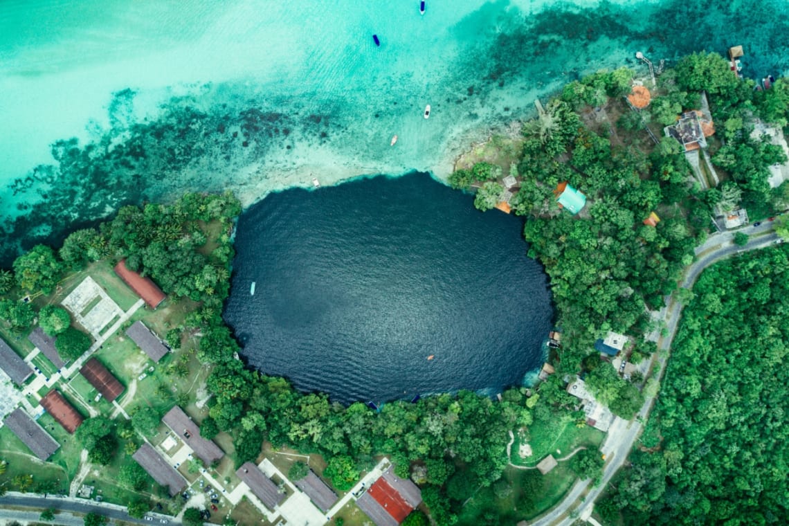 Vista aérea del cenote negro en la laguna de Bacalar