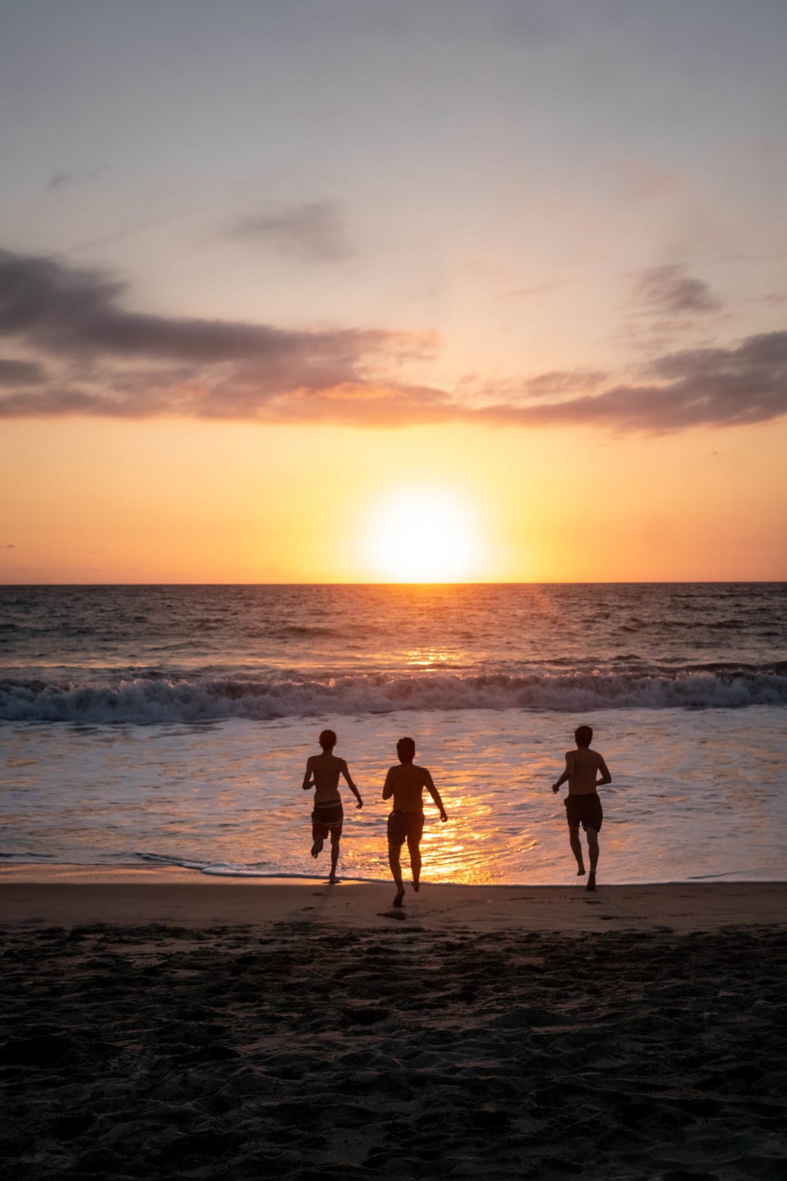 Lugares baratos para visitar Puerto Escondido, México - Worldpackers - atardecer en playa puerto escondido mexico 