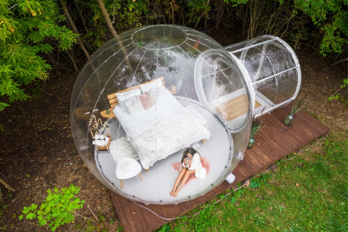 Esfera transparente como alojamiento en un glamping
