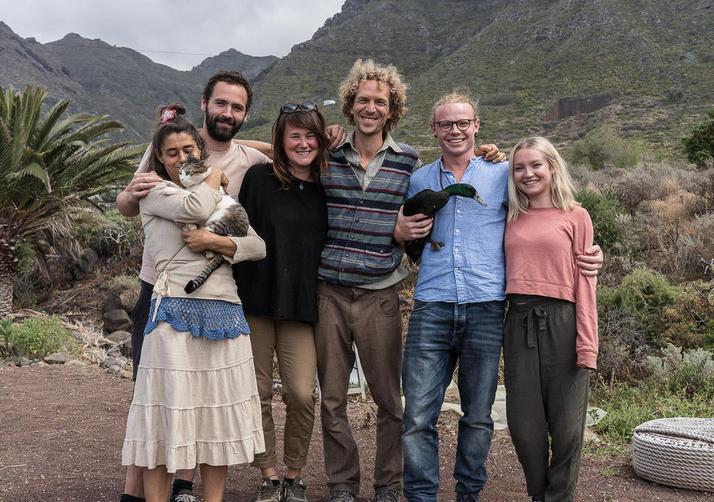 Grupo de seis voluntarios en un trabajo en Canarias con alojamiento