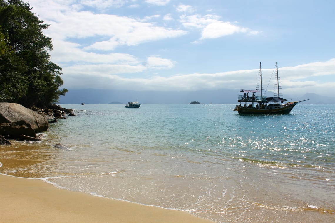 Passeio de barco para conhecer praias perto de Paraty