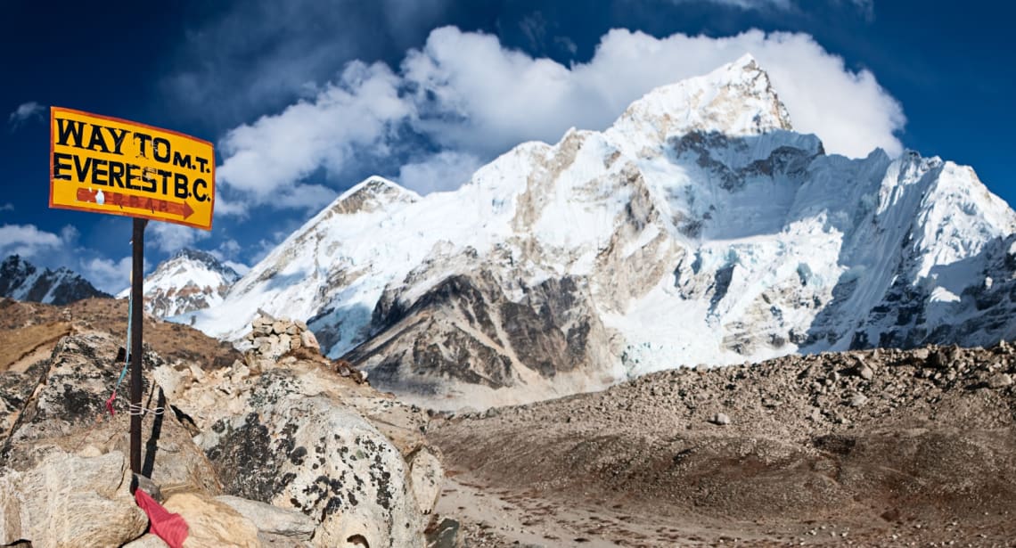 Signal pointing the way to Everest Base Camp and Mount Everest in sight