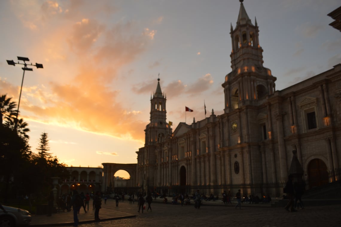 Ruta mochilera para visitar Perú: qué hacer y recomendaciones - Worldpackers - atardecer en Arequipa Perú